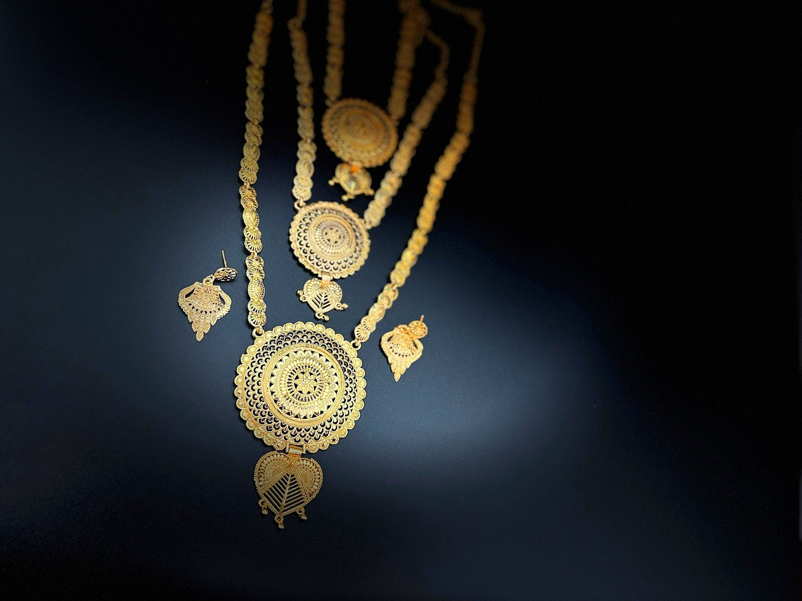 Multi Layered Bridal Round Pendant Necklace Set